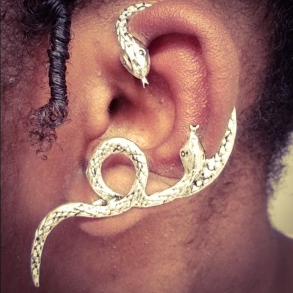 ๐ Gothic Double Snake Silver Ear Cuff - Picture 2 of 7